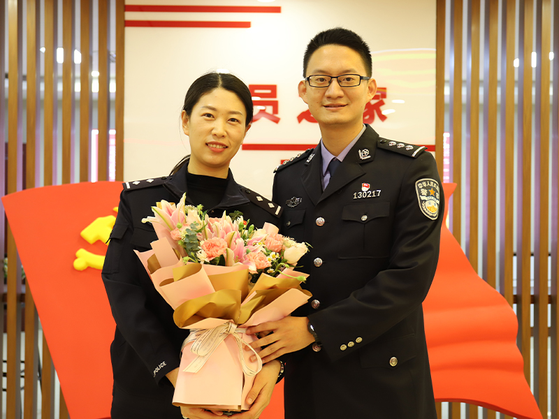 1.民警孟丽荣与丈夫合照.jpg 1.民警孟丽荣与丈夫合照.jpg