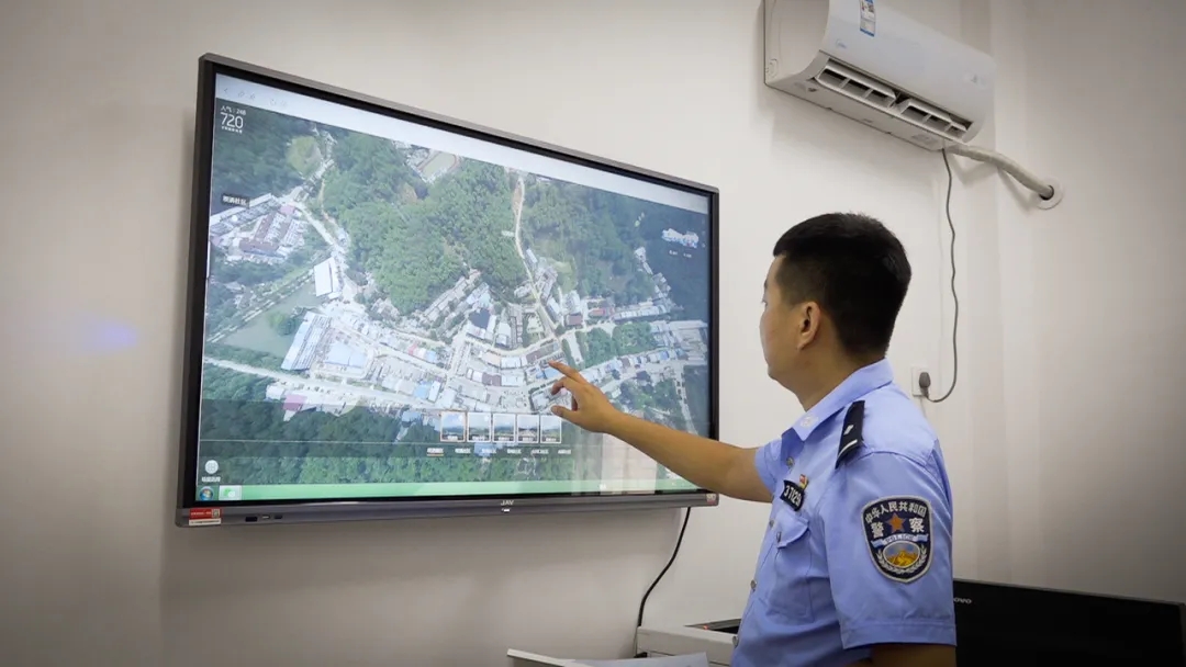 张光亮介绍辖区标图。 和雪芹 摄.jpg 张光亮介绍辖区标图。 和雪芹 摄.jpg