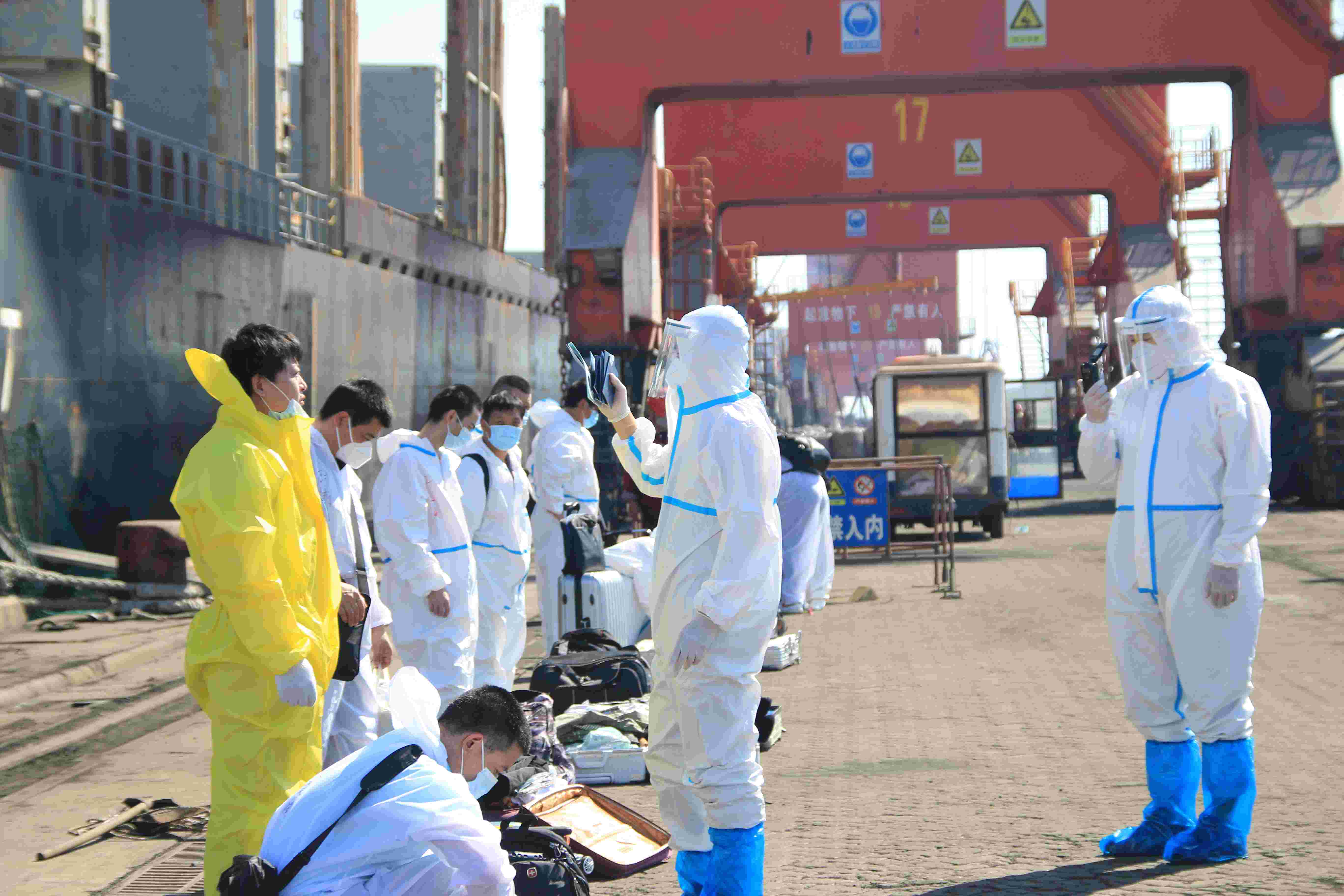 图为民警对离船船员进行认证对照（苗亮 摄）.jpg