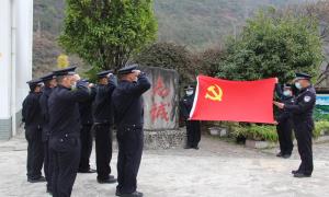 高擎警旗  我们再次起航