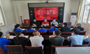 驻村第一书记为叫隘边境派出所民警上党课