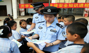 警察叔叔为小学生送上开学“大礼包”