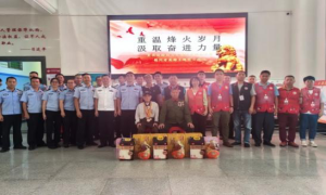 深圳皇岗边检站民警慰问“90”后抗战老兵