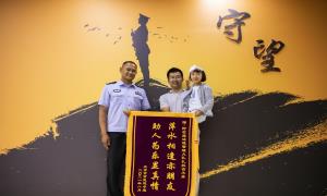记得和叔叔“拉钩”！休假民警秒变邻家“大哥哥”