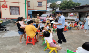 夏石边境派出所联合驻地党委政府开展暑期儿童关爱服务实践活动