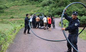 骑马坝边境派出所民辅警为辖区安装水管解决群众饮水难题
