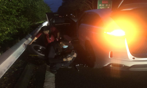 大货车高速路上爆胎 执勤民警帮助换轮胎