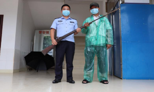 民警进村宣传缉枪治爆 多名群众主动上交枪支