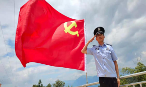 当藏青蓝遇上警旗红