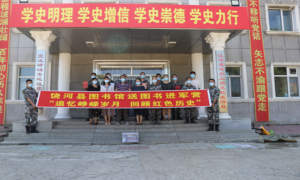 饶河县图书馆八一建军节送图书进军营“追忆峥嵘岁月 回顾红色历史”