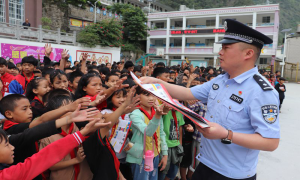 民族团结花常开 警民鱼水情意浓