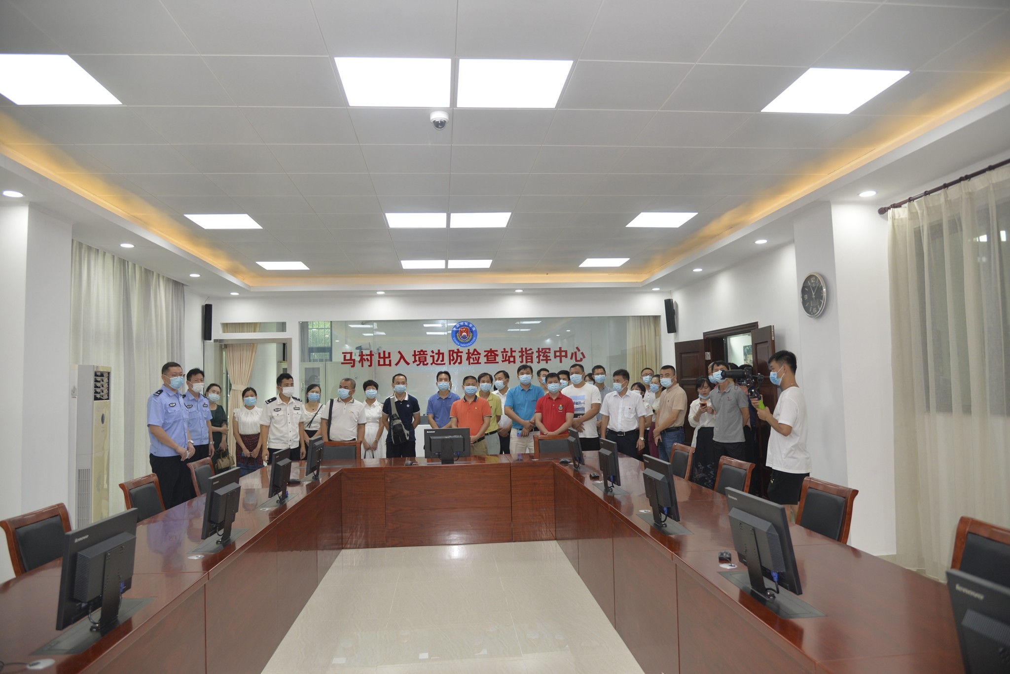 图为参观马村边检站指挥中心,罗诗怡摄影.jpg 图为参观马村边检站指挥中心,罗诗怡摄影.jpg