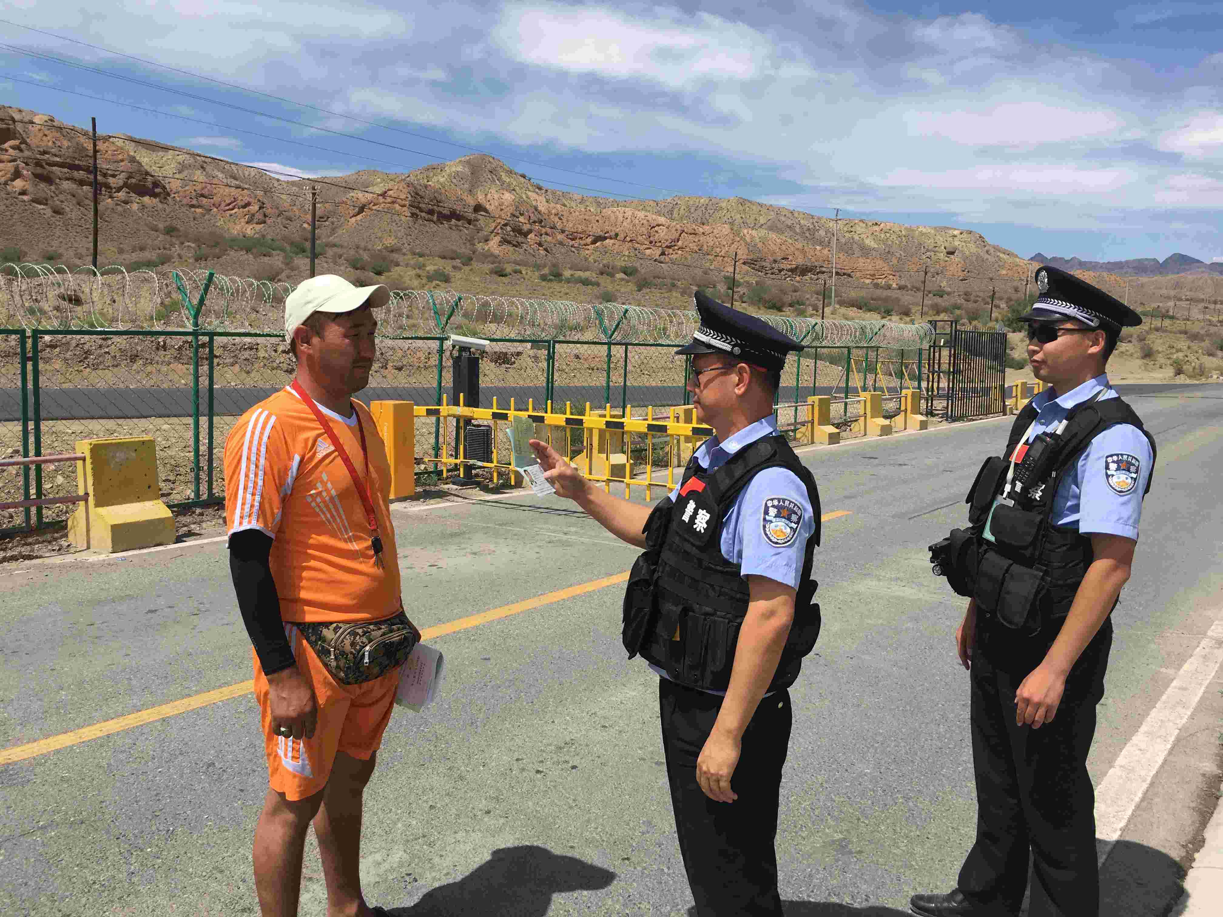 图为黄勇在新疆边检总站吐尔尕特口岸对入境人员进行边防检查。.jpg