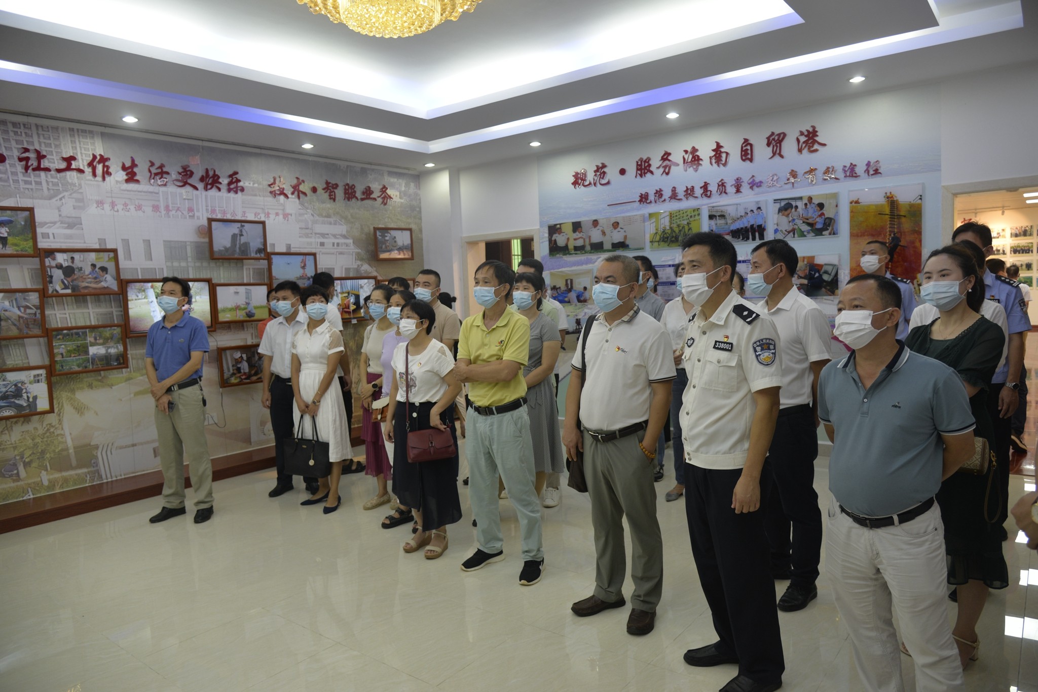 图为参观马村边检站警史馆,罗诗怡摄影.jpg 图为参观马村边检站警史馆,罗诗怡摄影.jpg