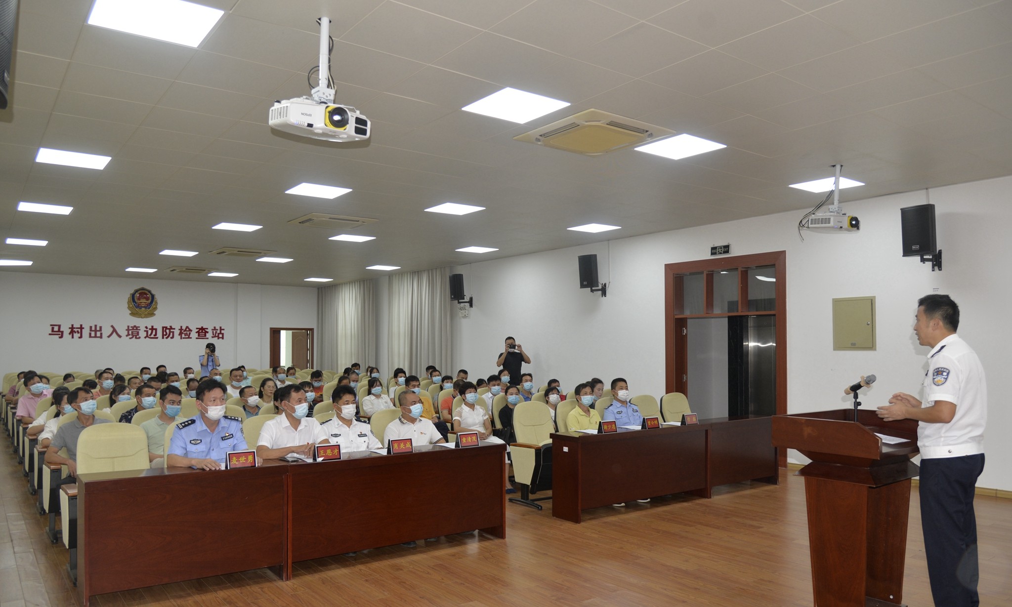 马村边检站党委书记、站长谢少忠向参观团介绍党建工作新思路、先进经验等基本情况,罗诗怡摄影.jpg 马村边检站党委书记、站长谢少忠向参观团介绍党建工作新思路、先进经验等基本情况,罗诗怡摄影.jpg