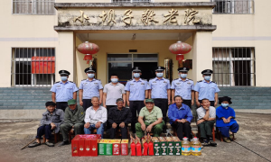 马关出入境边防检查站到小坝子敬老院开展“情系中秋节 爱在敬老院”中秋慰问活动