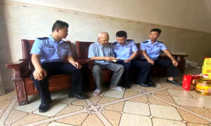 雷平边境检查站组织民警听老英雄讲革命故事