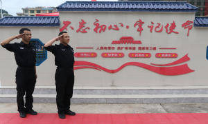 教师节，民警给师父送了一箱面膜