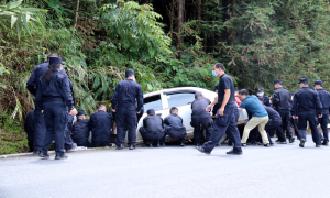 小车开进排水沟 警民合力帮抬车