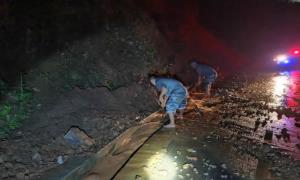 边境巡逻突遇求救 警民合力疏通道路