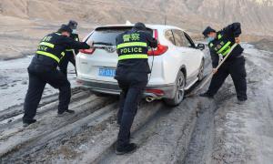 暴雨致落石堵路  民警奋战保畅通
