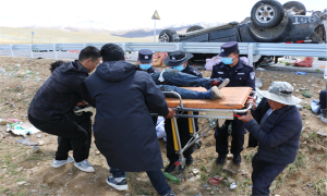 马攸桥边境检查站移民管理警察紧急救援车辆侧翻受伤群众