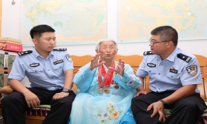 听战地女兵讲述抗美援朝故事