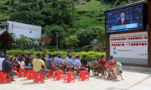 “民族团结风”吹进边境苗寨