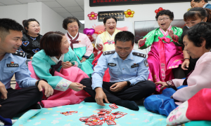 欢喜迎中秋 吉林图们警民庆团圆