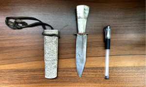 身藏管制刀具 被移民管理警察当场查获