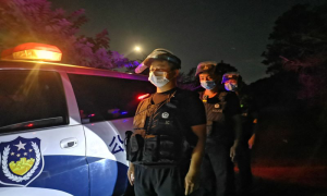 夜幕下的巡逻 戍边民警“点亮平安灯”