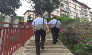 两个挎包的故事