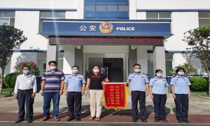移民管理警察热心帮忙群众办理落户获得锦旗