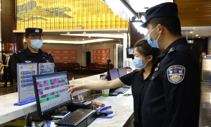 新疆塔城二工镇边境派出所开展安全大检查服务“十·一”旅游周