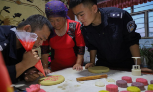 民族团结一家亲  警民同心迎中秋