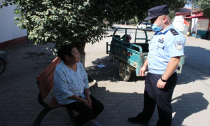 民警温情救助走失老人回家