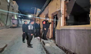 长白镇边境派出所开展安全排查给独立空置房屋落上“安全锁”