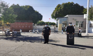 新疆水库边境派出所站好“护学岗” 用爱撑起“平安伞”