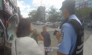 九旬老妪街头走失 警民联手热心救助