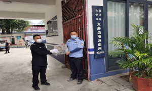 “贪吃”猴面鹰误入粘鼠板，警民爱心接力救助