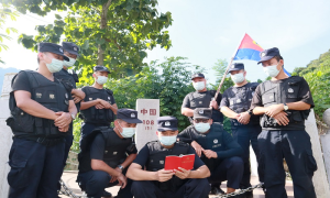 界碑旁的“战地”微党课