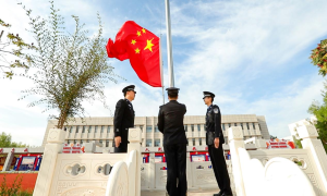 鄂尔多斯出入境边防检查站举行升旗仪式庆祝祖国华诞