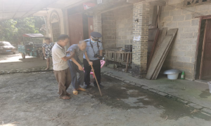 广西水口边境派出所为瘫痪老人“上门办证”