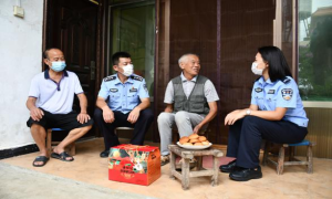 德宏遮放边境派出所开展“情暖中秋，关爱老人”慰问活动慰问活动