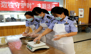 潍坊出入境边防检查站开展“中秋佳节团圆日，鸢都边检守护时”月饼DIY主题活动