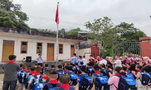 驻村民警助力瑶寨小学复学