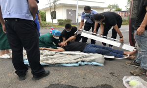 云南德宏河西边境检查站民警及时救助侧翻货车