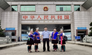 一个会唱侗歌会弹侗族琵琶的警察老师