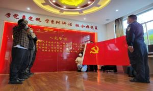 云南腾冲移民管理警察与当地学校教师共庆教师节