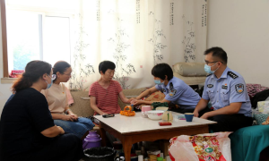情暖中秋！潍坊出入境边防检查站走访慰问困难家庭